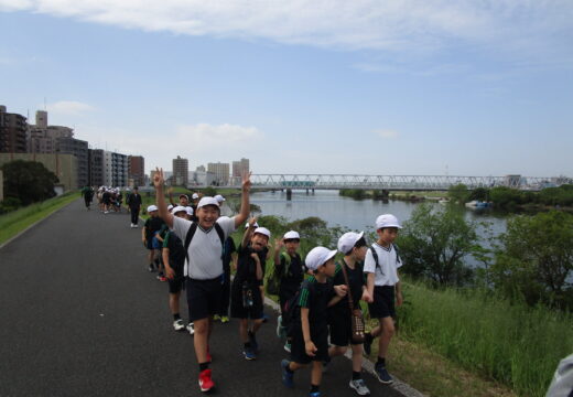 いざ、里見公園へ!(2年生6年生遠足)